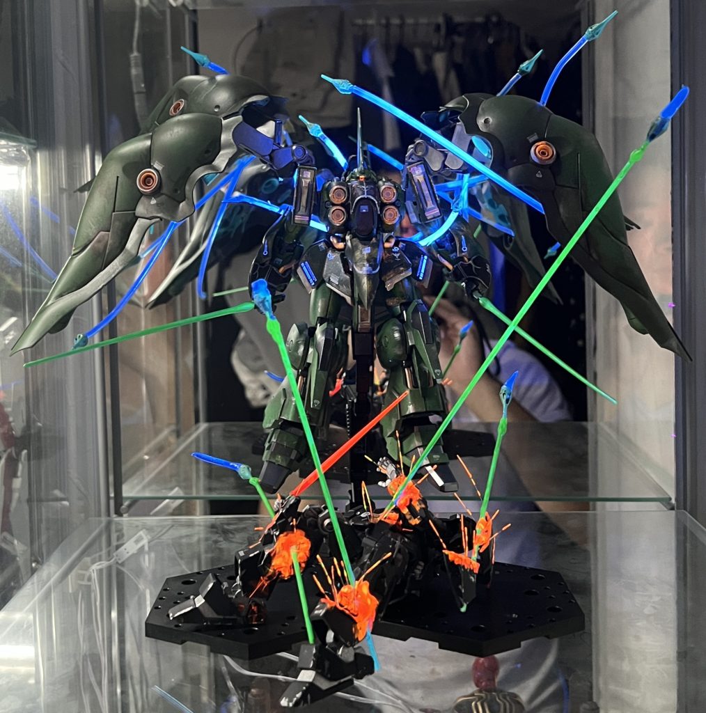 ファンネルの軌跡エフェクトは、タミヤのソフトプラ棒で、ビームエフェクトは、通常の丸棒です。火花エフェクトは、釣り糸を適当な長さに切って、蛍光オレンジ、レッド、イエローを塗って接着してます。