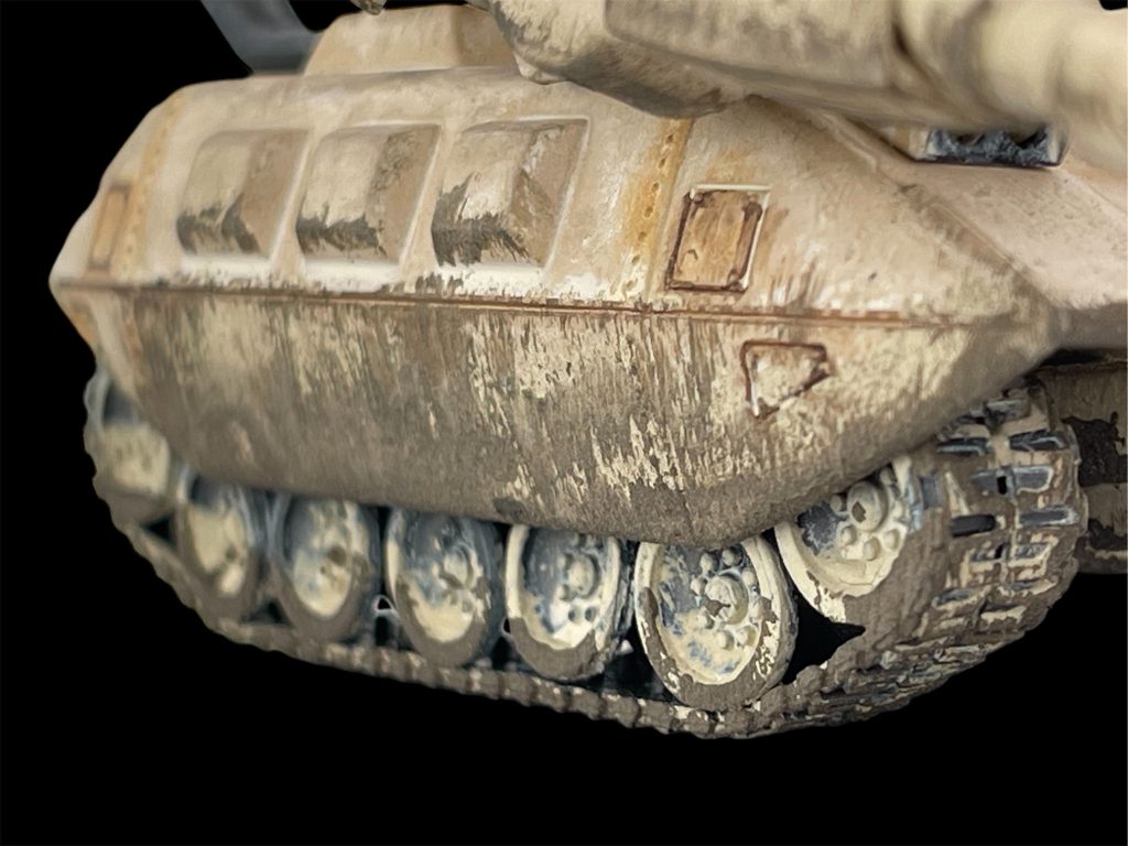 戦車のプラモデルを作ったことがなく、車輪のウェザリングがありえない汚れ方になっているのはご愛嬌です…w