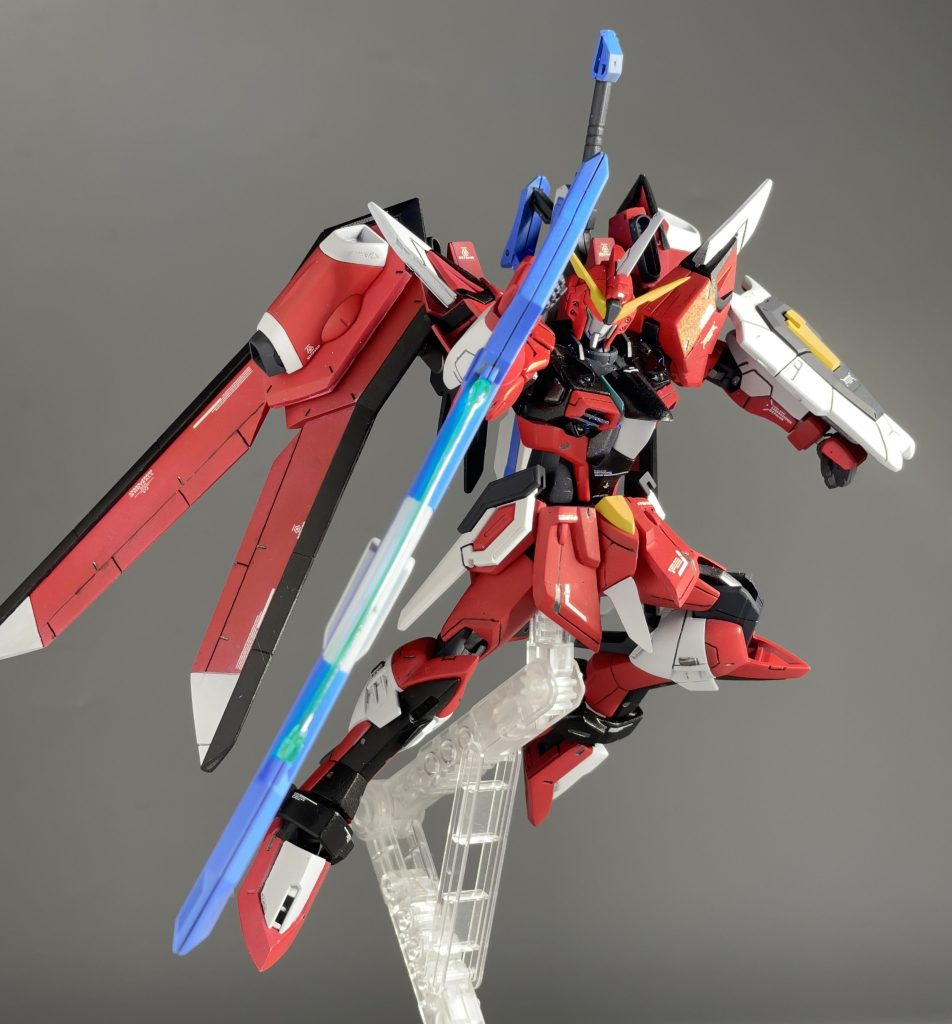 ポージング①デスティニーよろしく逆手持ち!