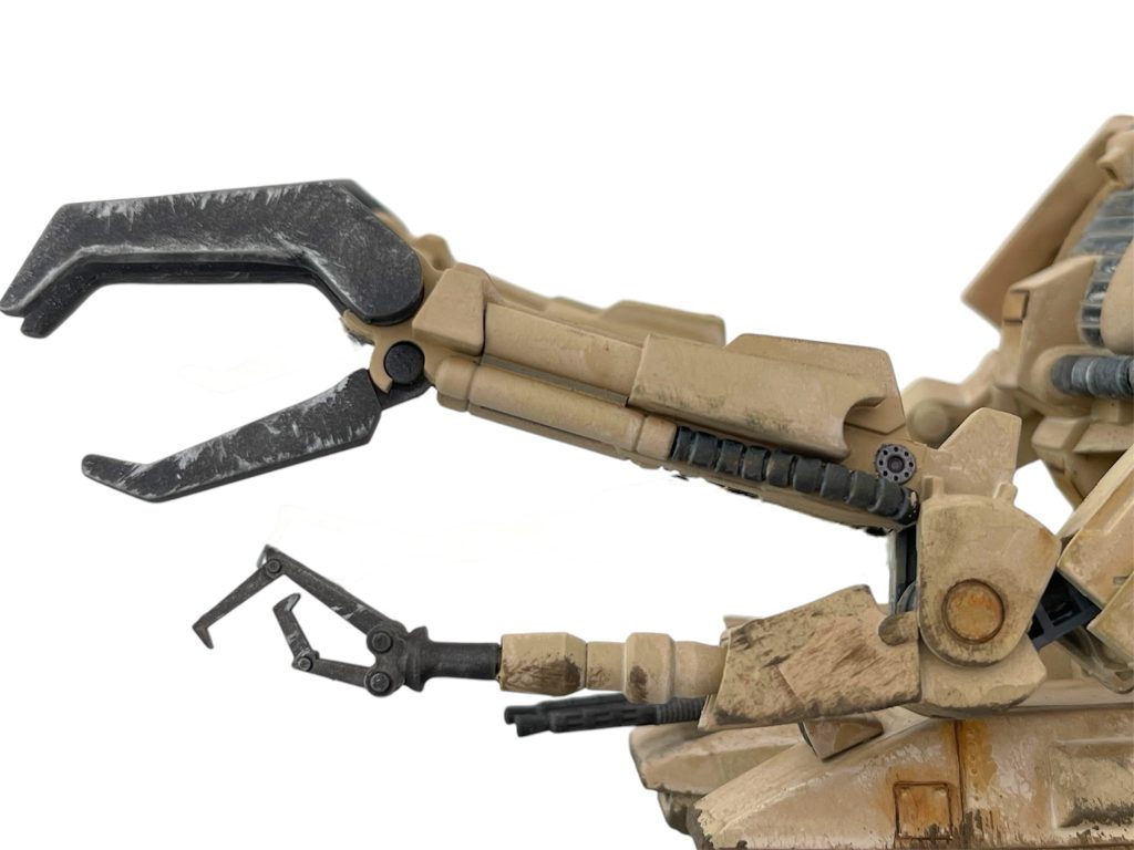 そのバイアランカスタム腕部のメガ粒子砲ですが、先端部をカットしてザクタンクのキット本来のマニピュレーターを差し込む事で、サブアームということにしました。