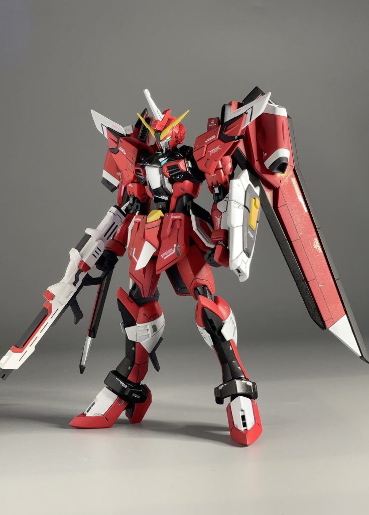 正面、武器無し。改修点は胴体、太もも、首の延長。肩の位置調整+装甲追加。フロントスカートの延長。等です。素組みだと胴体まわりが窮屈な印象だったのですが割と改善出来たかなと思ってます。