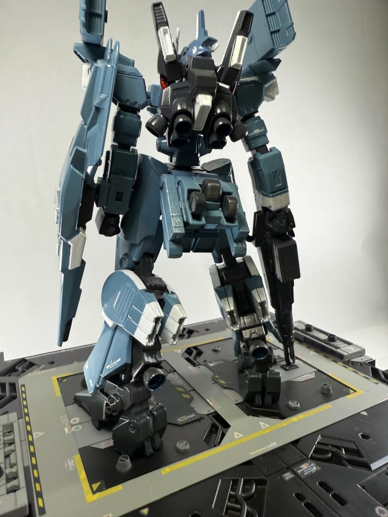 一応腰にインコム※グレーのやつ3個が搭載されてます。もちろん接着されているので、展開状態は出来ません笑あと、個人的はこの後ろ姿が好きだったりします。特にふくらはぎのブースト部。