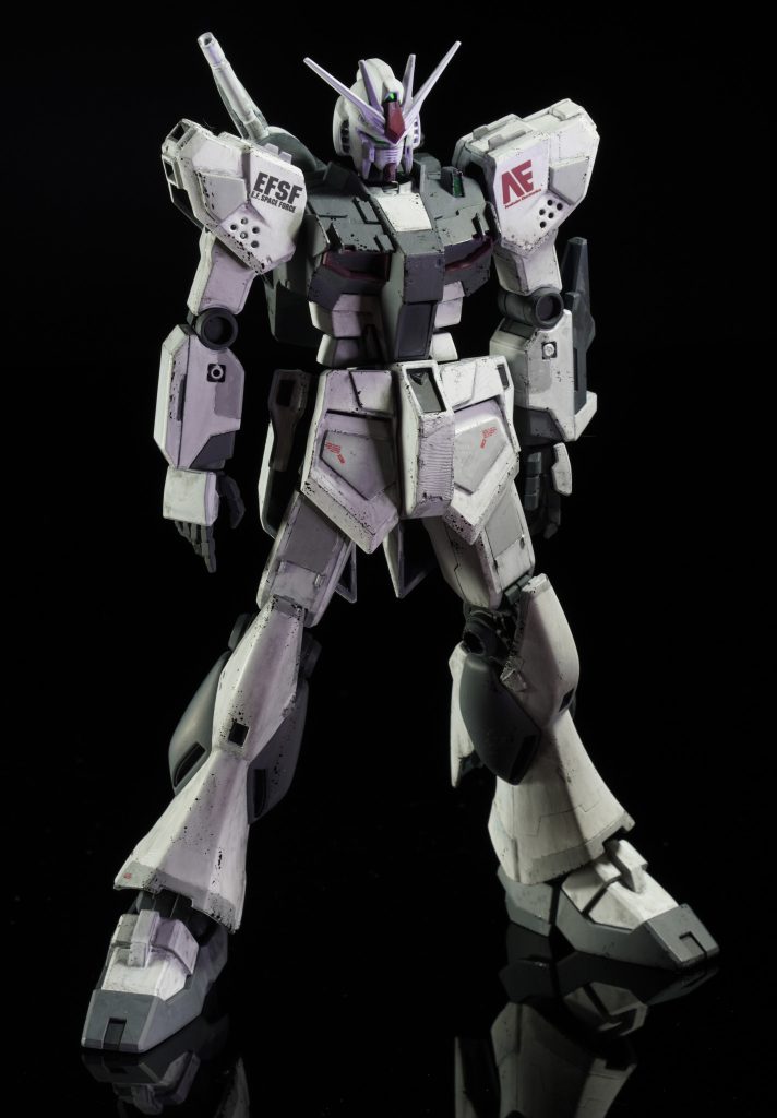 積みプラになっていたEG福岡νガンダムの本体が余っていたので、筆塗の練習台になってもらいました。