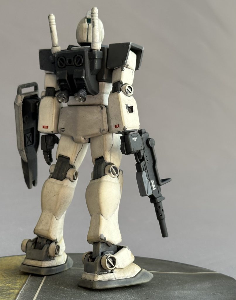 100mmマシンガンは旧HGUC陸戦型ガンダムのものなのでトリガーガードが付いてます。100mmマシンガンって嫌いじゃないんですけど構えにくくないですか?