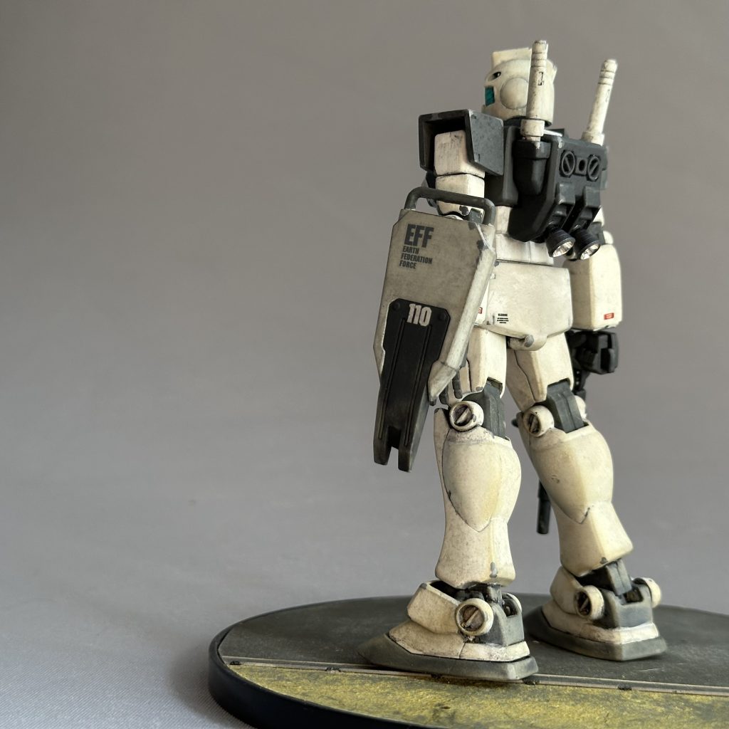 陸戦盾は旧HG(HGUCではない)のものです。HGUC以降の盾はバイポッドとか付いちゃってゴツくなっちゃっているので旧HGぐらいの厚みが好みです。