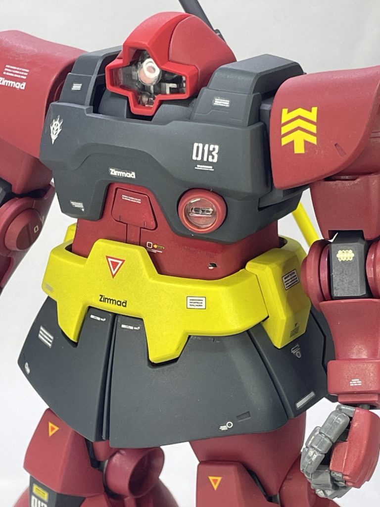 アニメを観直したらロンメル隊のザクも一部あずき色に塗装されている機体があったので、イメージとしては『ロンメル専用機』ではなく『ロンメル部隊機』というイメージ。