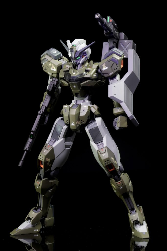 ●ディティール・ブチ穴(合計100カ所弱)思いつくままに穴をあけましたw普段なら少しはバランスとかイメージして開けてるんですが今回はすっ飛ばして勢いで開けてます・センサーディティール0.6㎜のカーバイトでスジボリしてプラ棒を接着胸に2箇所もっと配置してもよかったけど目立つ胸だけにしました。・プラ板ディティールアップバックパックの接続部分の目隠しに