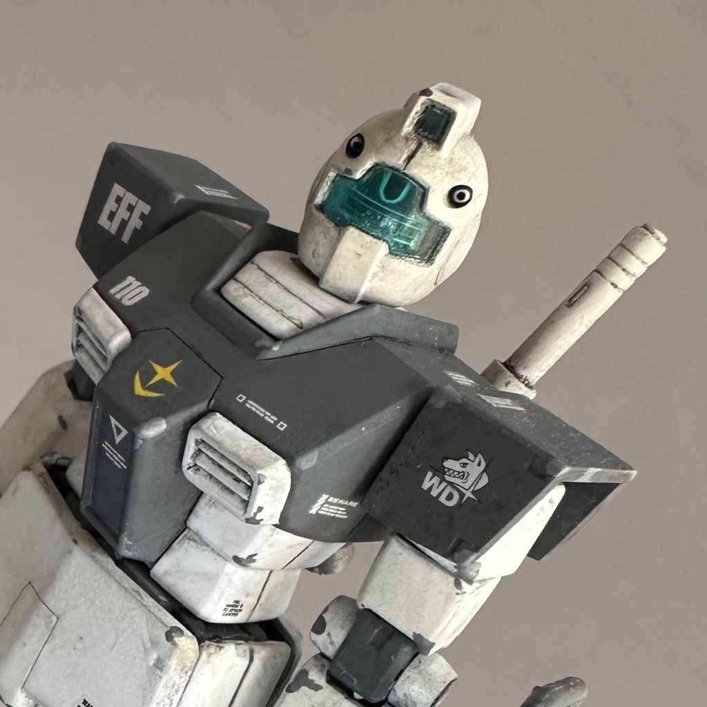 いつでもある様な気がして、でも欲しい時にはどこにも売っていないガンダムデカールですが、幸い先日プレバンで発売されたデカールセットにホワイトディンゴ隊マークが入っていたので早速発注。デカールの到着を待っての竣工となりました。