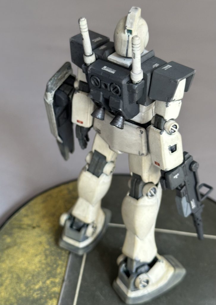 バックパックもFGガンダムのものを移植しているのでサーベル2本差しです。ゲーム的には自機が隊長機な訳ですから2本挿でもいいんですよね?