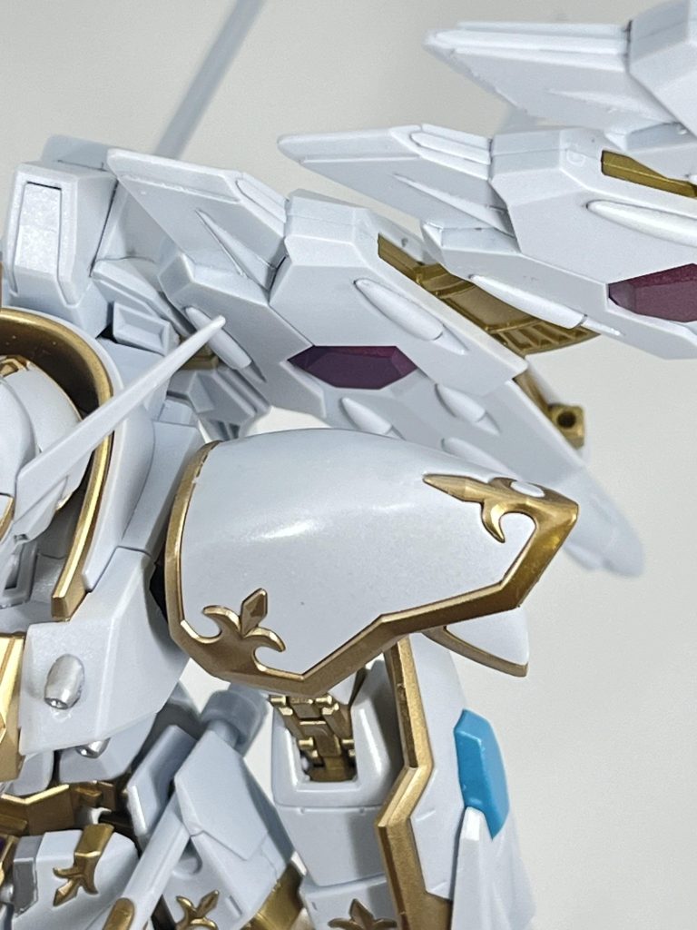 ランナーパテで肩と足の目立つ合わせ目は処理しました。思ったより綺麗に消えて満足です。