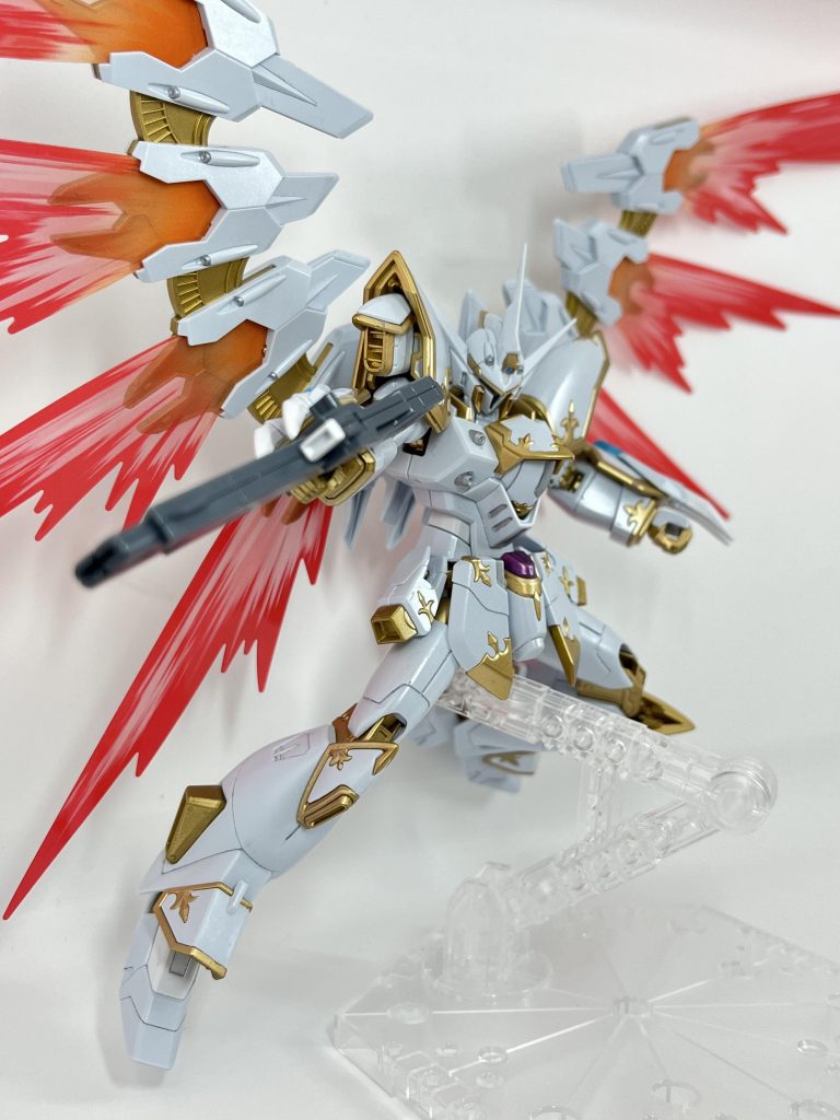 光の翼がデカすぎて100均の白い箱の中に収まり切らず写真外では曲がっています笑  白と金で完成していると思ったのであまり余計な色は追加しませんでした。他の皆さんの作例で色々な色分けしているのを見たらそれを参考にもう一度多色で作り直したいいいキットでした。 ここまでご覧いただきありがとうございました。