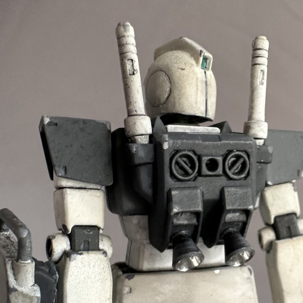 今回の改修に際し、後頭部のカメラは一度開口しクリアランナーからレンズを切り出して嵌め込んであります。バックパックのバーニアは市販品に換装してあります。