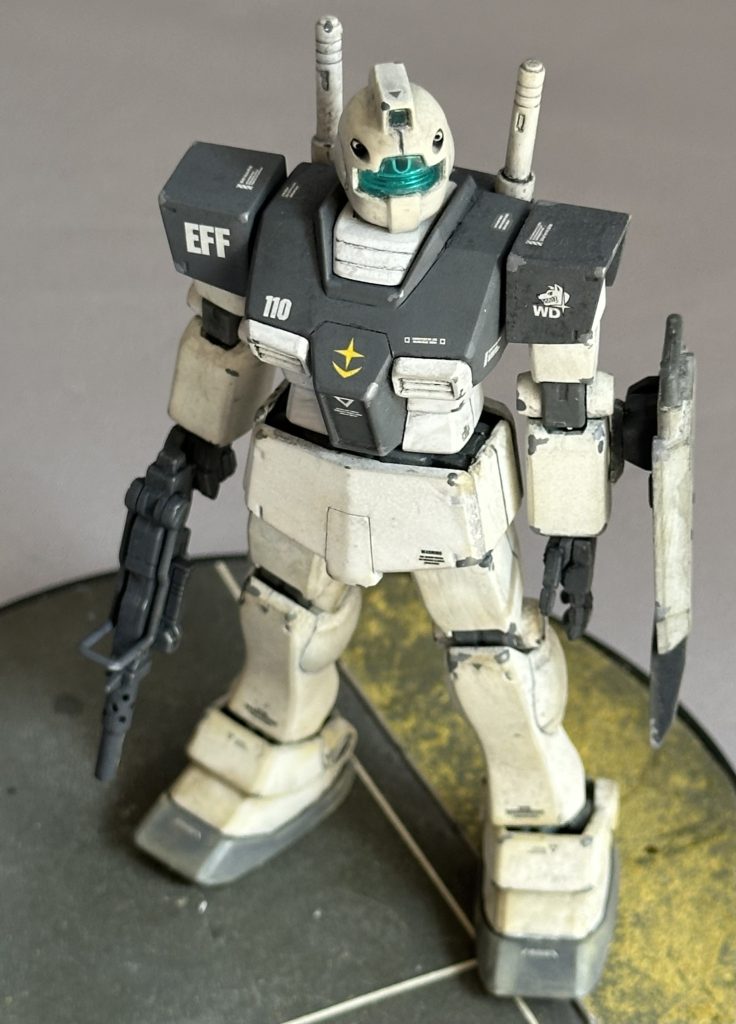 HGUCジムの左平手って表情が着きすぎて使い辛いので、一度全指を切り離して自然な位置で再固定しました。