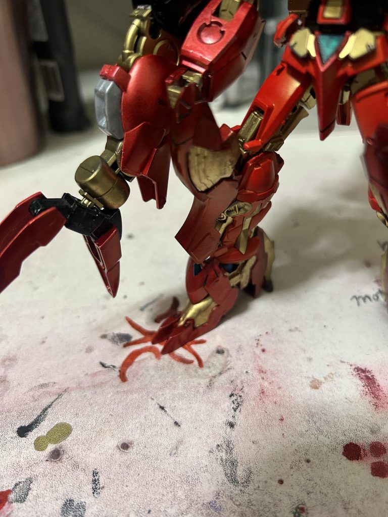 特徴的武装として両肩に新しく腕を取り付け、大型クローを取り付けてみました。ダリルバルデの足が、思い切りクローみたいなんで、イメージと合わせらるように、ヴァーチェの腕を取り付け、肩を削り、ダリルバルデの関節ジョイントを肩に移植しました。