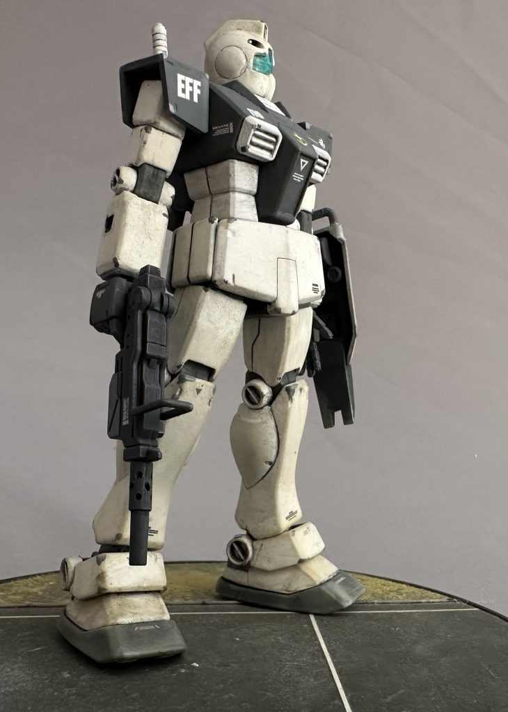 ベースはHGUCジムですが今回は胸ダクトについて、FGガンダムの胸ダクトを切り出して移植してあります。バラすと余すところなく活用できるFGガンダムさんですが、最近全然再販してくれないのでサビしいです〜