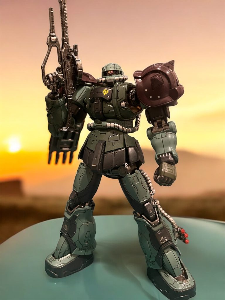 すんごい量のモールドと最新基準の可動範囲が両立した良いキットでした🥰ただ成型色の黄色っぽいブラウンはあまり好きになれなかったので、彩度を落とした量産機カラーに全塗装しました🍂あと改造箇所としては頭の2本角を外して、穴はパテ埋めしました🙂↔️あれはあれでかっこいい気もしましたが…