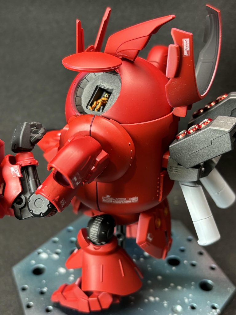 サクッとですがコクピットを作成しましたパイロット(シャア)は100均のジオラマ人間　軍人verを使用してます