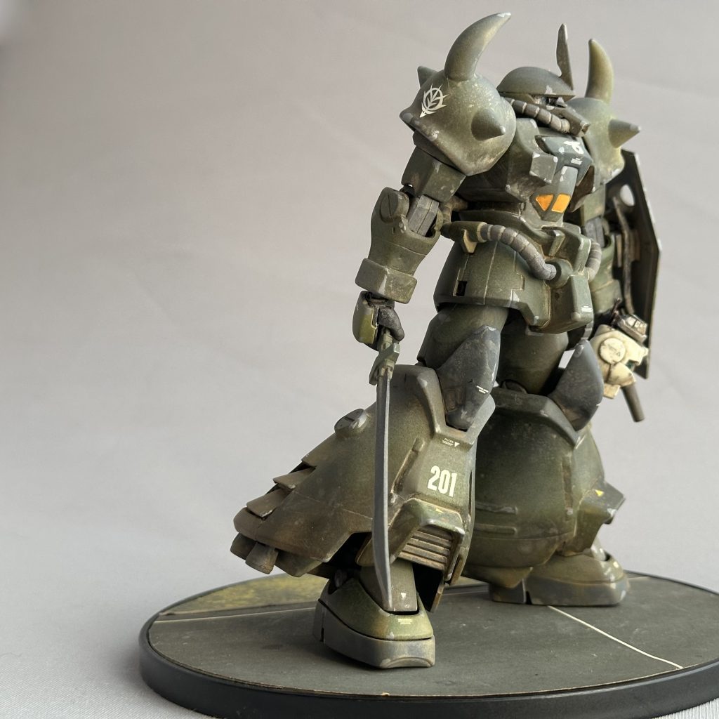 飛行試験型ではありますが、ヤーコブ機の足首は他の飛行試験型のそれとは違いノーマルグフのものが使われている様です。力なくダラリと柄を長めに握ったヒートソードはヤーコブ隊長の疲弊感を表しています。ヤーコブ機のヒードソードは細めの刀身なので旧HGUCグフのものをさらに細くなるよう削っています。