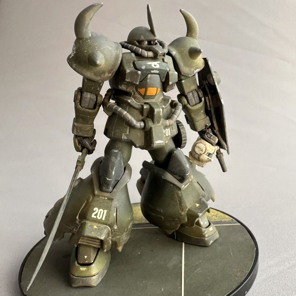 苦境に立たされながらも獅子奮迅の大奮闘をするヤーコブ機。落とせそうで落とせないヤーコブ機を見て連邦兵士は正に「鬼神」の様に見えたのではないでしょうか?そんな「鬼神感」を演出する為、左手には陸ジム頭を持たせてみました。