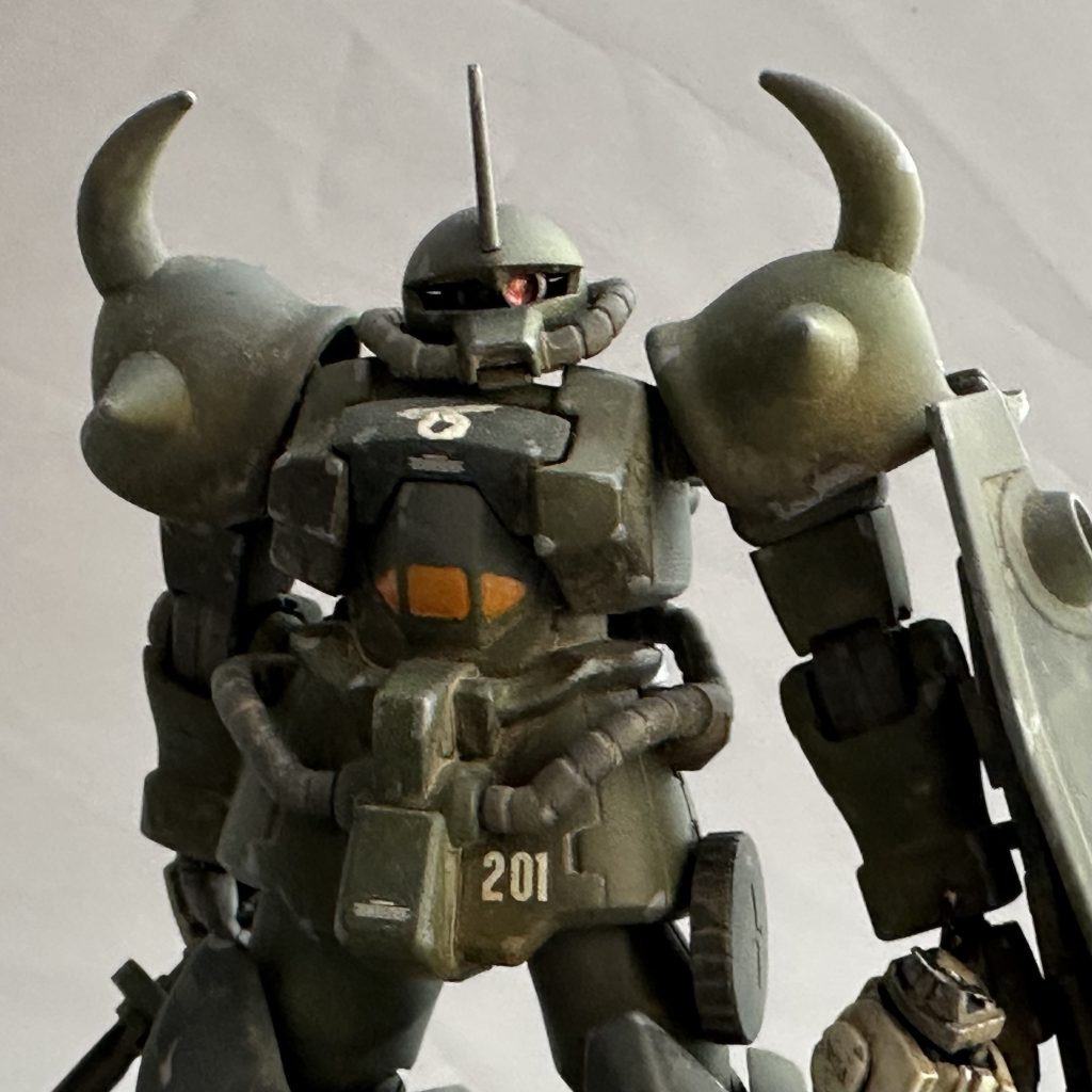 胸のヤーコブ隊長のパーソナルマーク?はガンダムマーカーの一発描きです。モノアイはキットのパーツを芯にして可動化し、Hアイズを埋め込んであります。