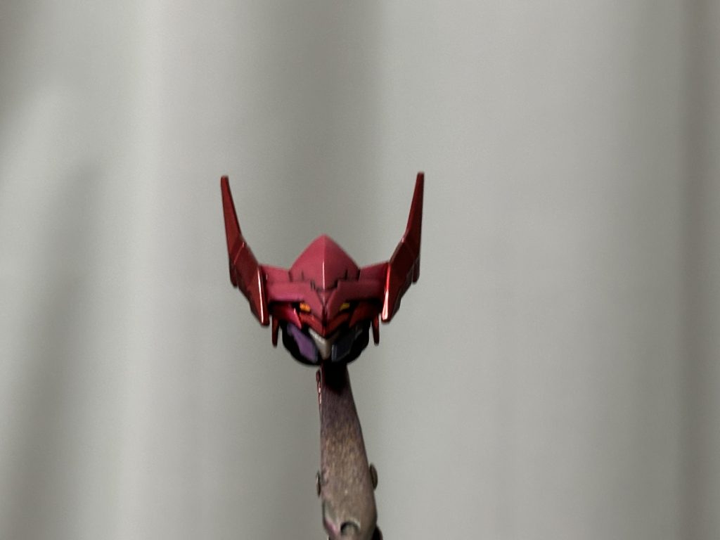 耳っぽいところだけ、ロイヤルメタリックレッド。真ん中は整形色。