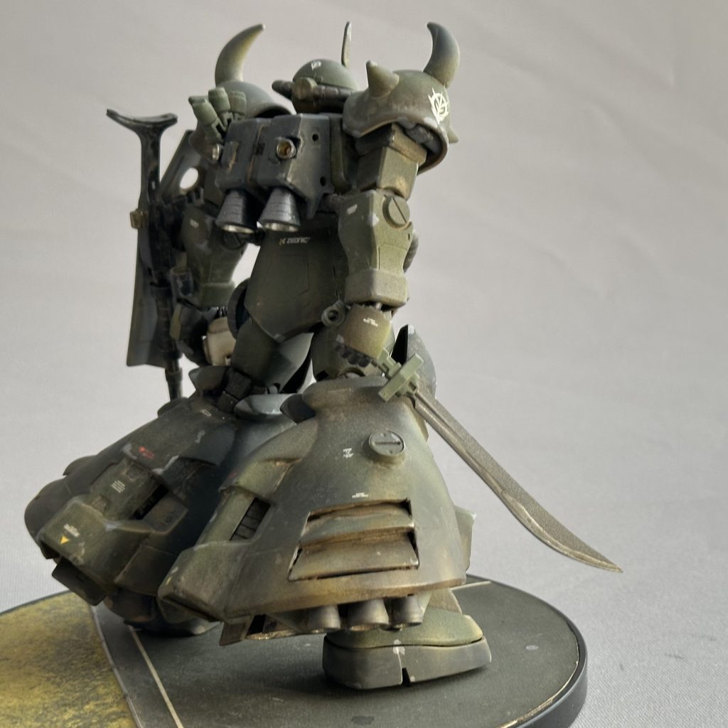 脚部膝下の飛行ユニットは「フライトテストタイプ」にあったサイドに大きく張り出したエアインテークは廃され「浮上用ノズルフラップ」に置換されています。