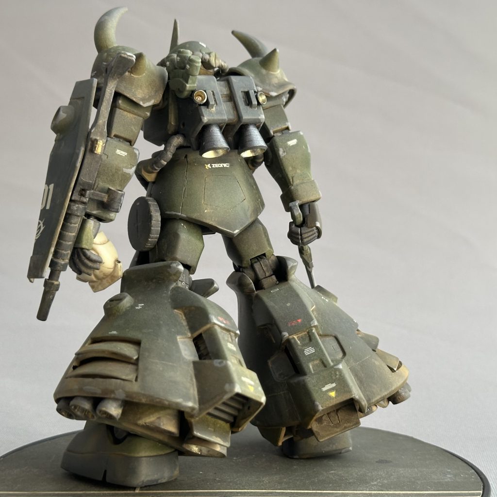 腰の推進機も省略されており、これらを鑑みるとヤーコブ機は「飛行」というよりは、「ホバー」を前提に再調整されたものと考えられます。劇中でも、飛行するシーンは無く、基本ホバーで移動していました。