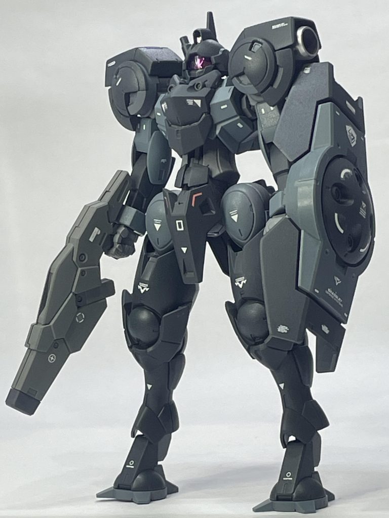 HG ハイングラをジェスタカラーに全塗装。ジェスタのネービーブルーとブルーグレーのツートンカラーがいかにも特殊部隊感があって好きな配色。