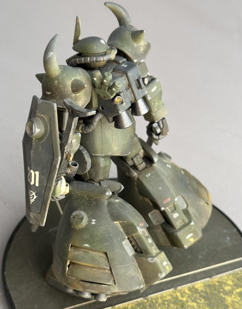 バックパックにはオリジナルでスモークディスチャージャーを設置しておきました。シールド裏にはザクマシンガンを懸架しています。左の腰にはドラムマガジンをぶら下げていて、これはネオジム磁石で着脱可能です。