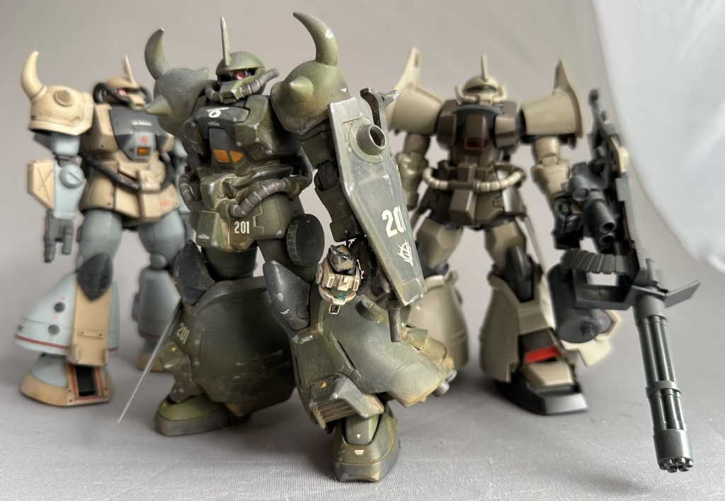 HGUCのフライトテストタイプ(パチ組)も交えて記念写真。HGUC版が出ちゃったけど旧HGも名作ですし、どーしよーかなーと思っていたのところ、「そうだ!ヤーコブ機にしよう!」となったわけです。