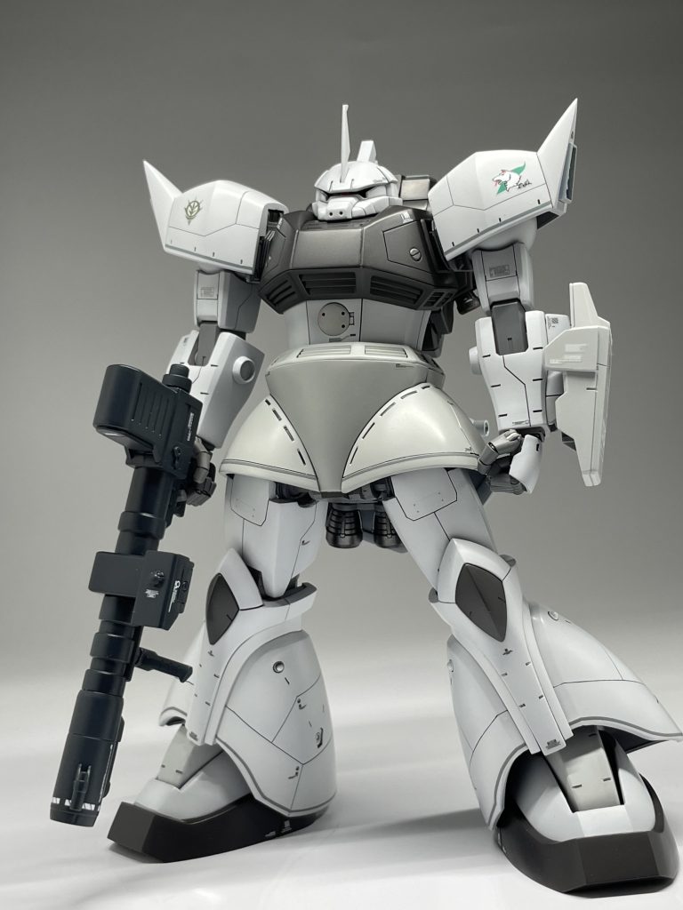 全身のバランスを見直しています。ショートシールドは直接マウントではなく、スラスターユニットにマウントさせています。