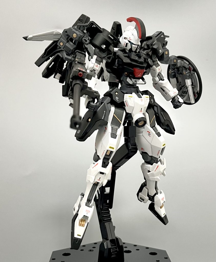 頭の一部・肩・腰・バックパックと武器がトールギスでベースはキャリバーンです。