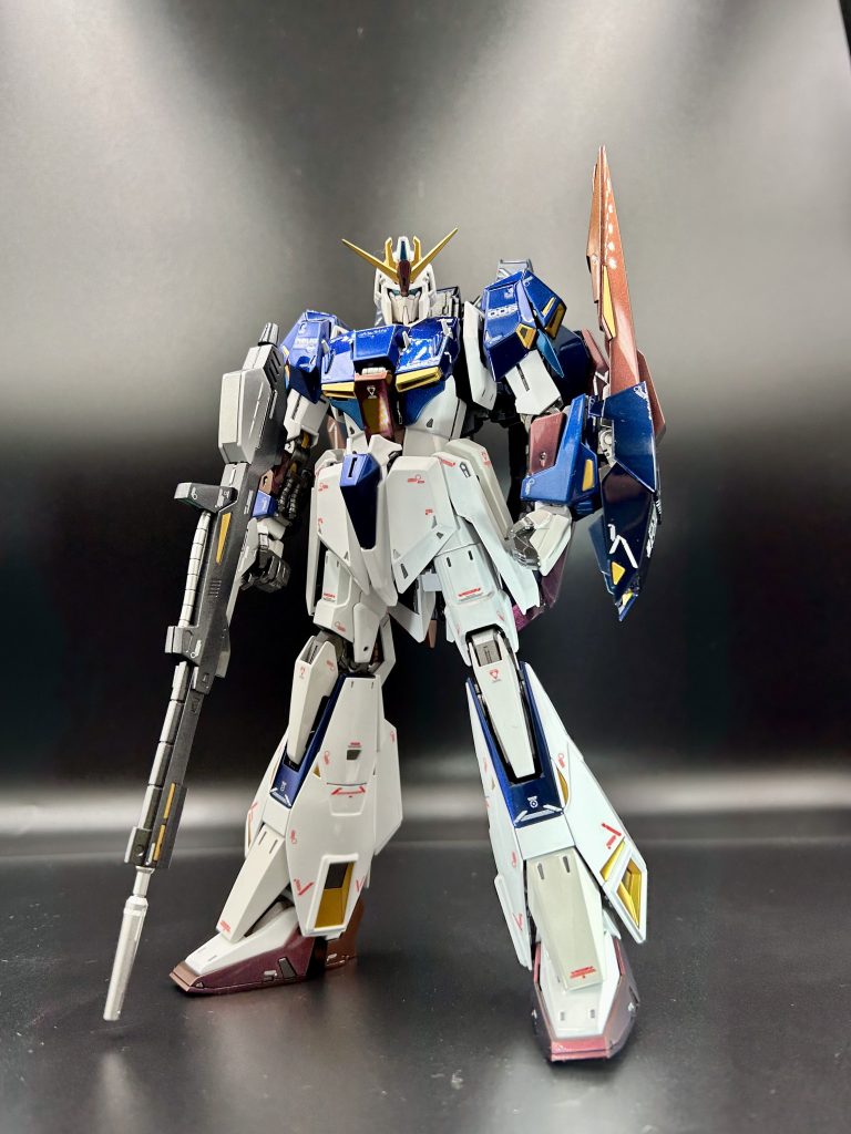 全外装パーツを見る角度によって表情が変わるように偏光塗料で塗装しました！特に白パーツはバイオセンサーの神秘的な雰囲気をイメージしてほのかに赤く見えるようになっています！