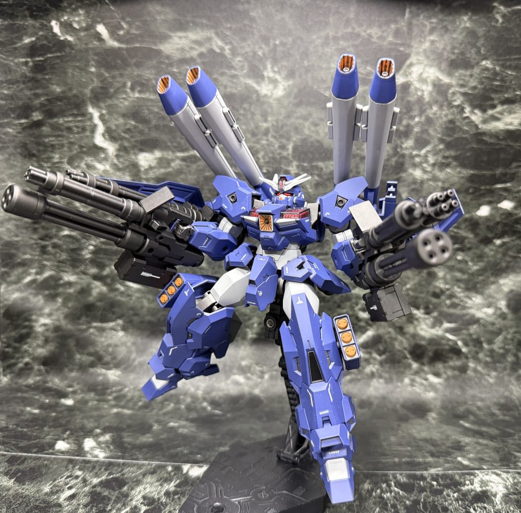 そして更にガトリング砲を4門とシールドを1枚、バックパックにミサイルポッド2基を追加したフルアーマー形態。合計17砲門一斉射撃で大火力！この状態だとビームサーベルなどの近接火器は使えないので、主に胸部ビームキャノンを使って牽制もしくはGNフィールド的な物で守りに入る感じです。