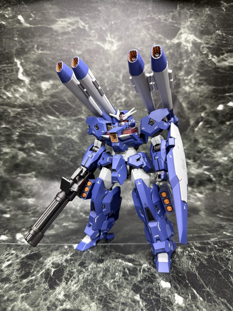 まずノーマルのルブリスR。主な改修点は胸部とバックパックの4連装ビームキャノン、ガトリング砲の砲身追加、脚部へのミサイルポッドの追加です。シールドは防御フィールド発生器の付いたジンクスⅣの物を取り付けました。