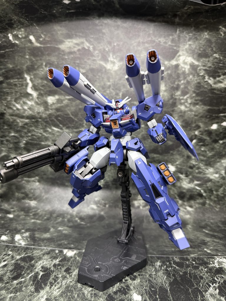 以前作ったルブリスウルは、本体はそのままでバックパックと武装を追加しただけのものでしたが、今回は本体側にも火器を追加して更に火力を上げました。