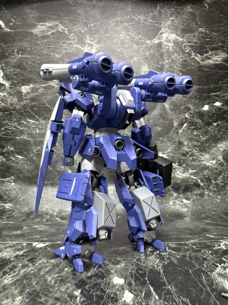 更に重くなった機体重量で低下する運動性能を少しでもカバーするため、脹脛に増槽とスラスターを追加しています。