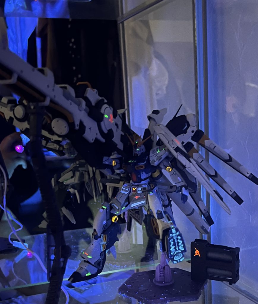 今回も蛍光塗料で光らせました✨MG νガンダムver.kaのサイコフレームを意識してます。
