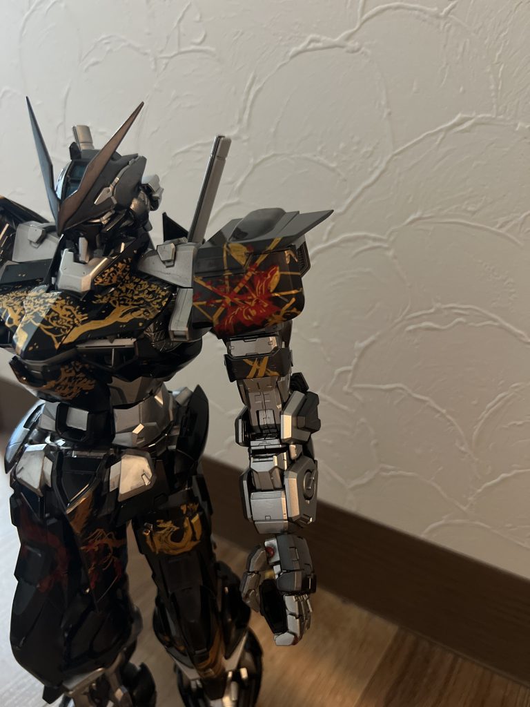 〜塗装〜◾️和柄: 筆塗り スターブライトゴールド、ブライトレッド◾️外装甲（黒キャンディ塗装） : 黒サフ→スターブライトシルバー→クリアーブラック（3回重ね塗りしました。）◾️フレーム:プレミアムミラークローム◾️ガーベラストレート🗡️（赤キャンディ塗装）: 黒サフ→スターブライトシルバー→クリアーレッド（2回重ね塗りしました。）金の部分はスターブライトゴールド◾️タイガーピアス🗡️: （黒キャンディ塗装）:黒サフ→スターブライトシルバー→クリアーブラック（3回重ね塗りしました。）金の部分はスターブライトゴールド 