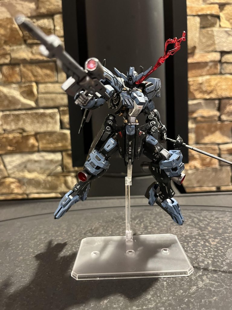 お次はライフルを構えてポージング!ヴィダールは多彩な武器を使用して戦う戦闘スタイルがとてもカッコいいです