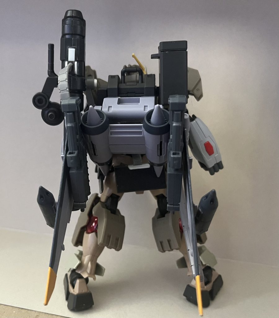 まずは背面です。　この機体の背中には作戦エリアへの突入用の飛行ユニットが付いています。そして飛行ユニットには武器を懸架してあります。この飛行ユニットは使い切りと言う設定です。