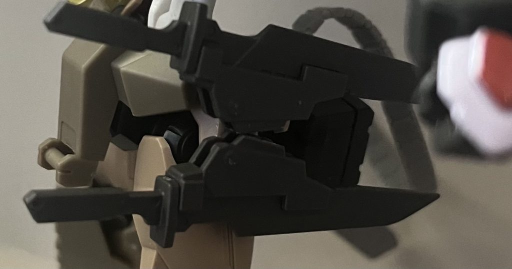 そして左腰にはコンバットナイフを雑ですが、接着しています。