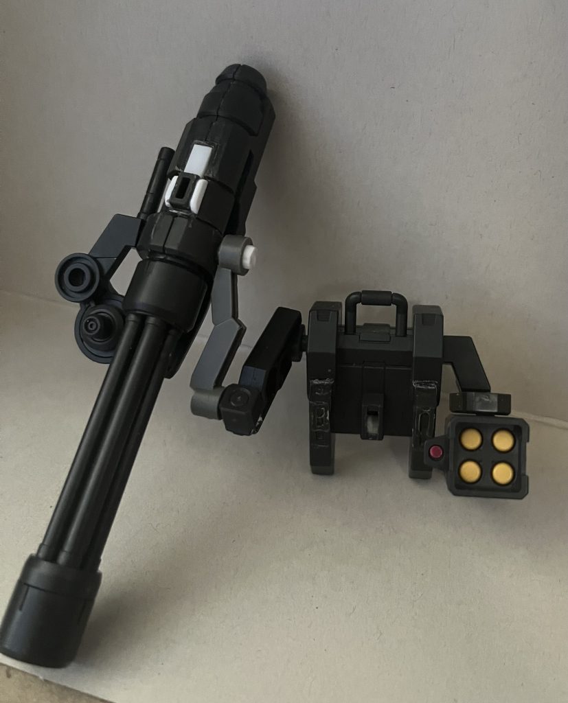 こちらのバックパックも市販のミサイルポッドと、別キットのミニガンを簡素ながらサブアームで稼働できるようにしています。