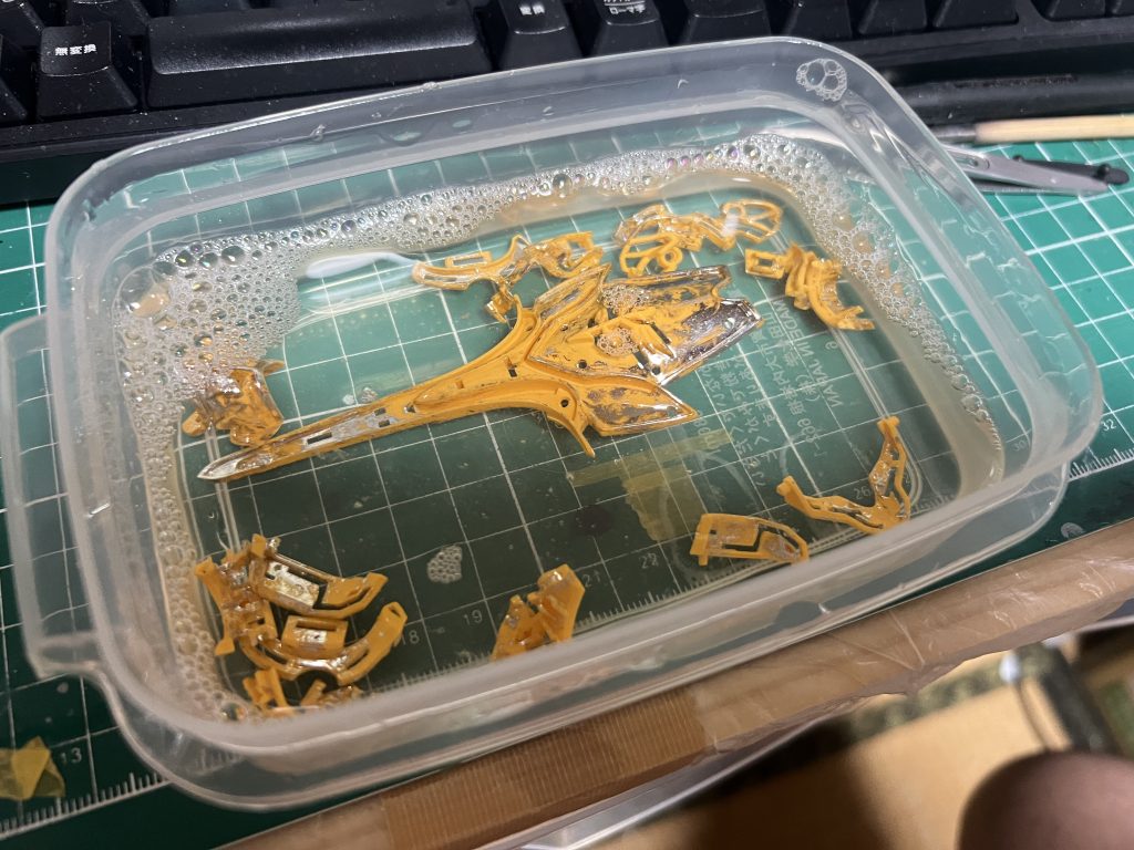 ゴールドメッキは定番のハイター剥離で生まれたての姿へ戻して塗装しました