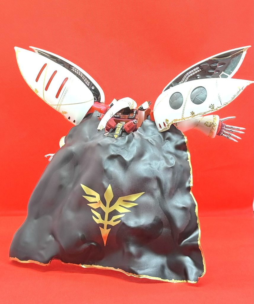 プラ板あぶりつつ「なにやだコレイメージ通りにならない!」と煩悶することしきり。もう一対腕が欲しい。ジオンマークもうちょい上だったな、と後悔。金の縁取り入れてる時に「何やってんだアタシ?」と笑けてくる。