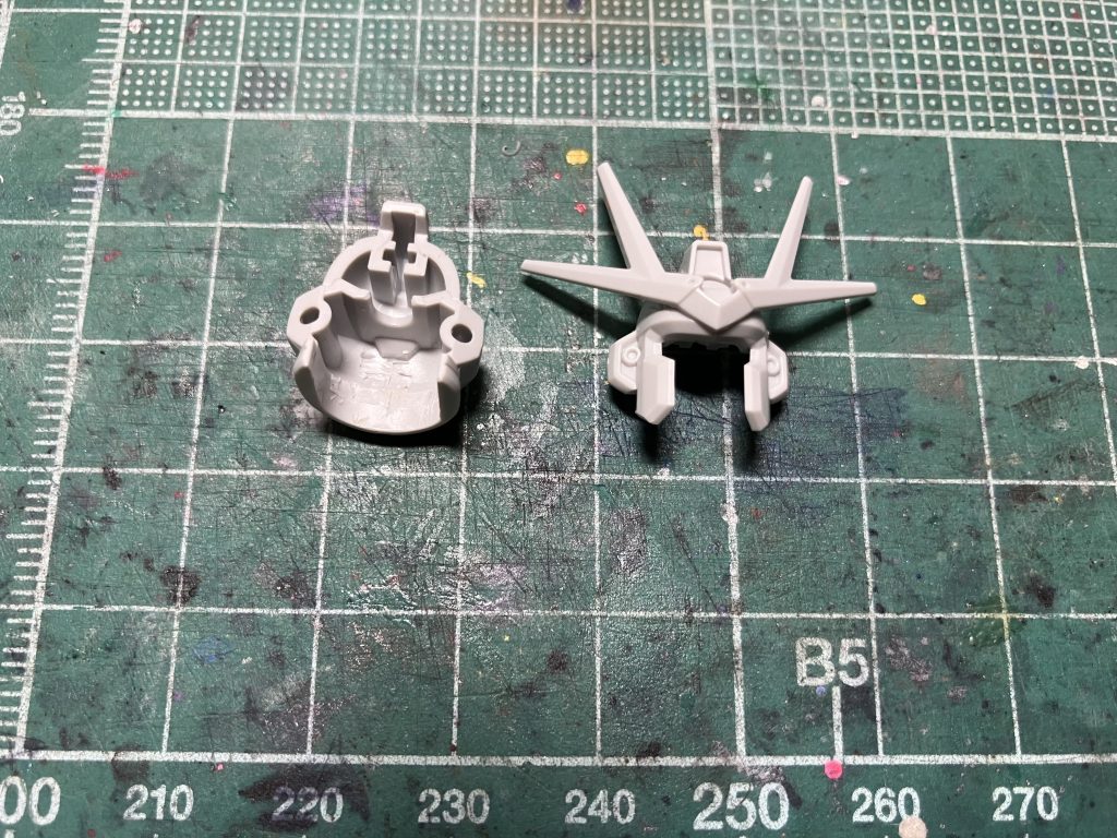 ラーガンダム用の新規ヘルメットは後頭部の中、襟足の内部のダボを削り取ると元のガンダムと同じように上から着脱が出来るようになります。 バルカンとビームライフルの銃口はピンバイスで開口しています。