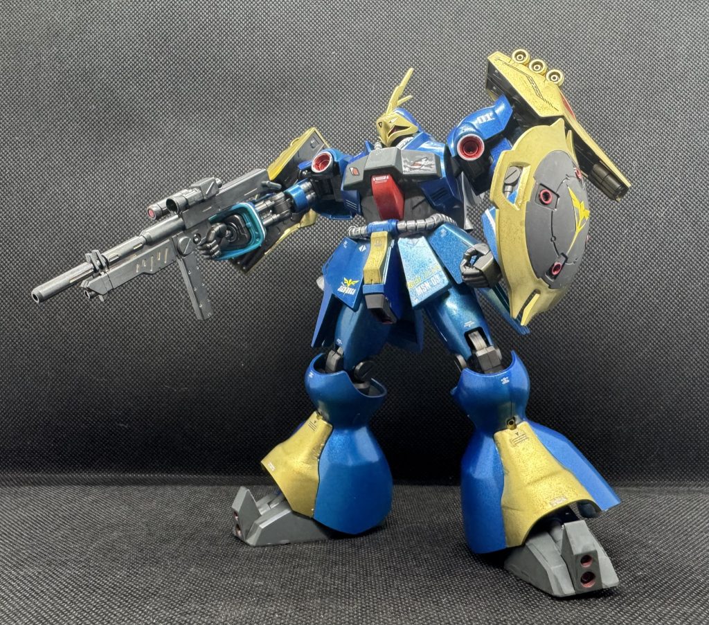 ロールアウトしたてのところを、ギュネイがうきうきしながらコクピットシートのビニールをはがしている様を想像しながら色つけてました。