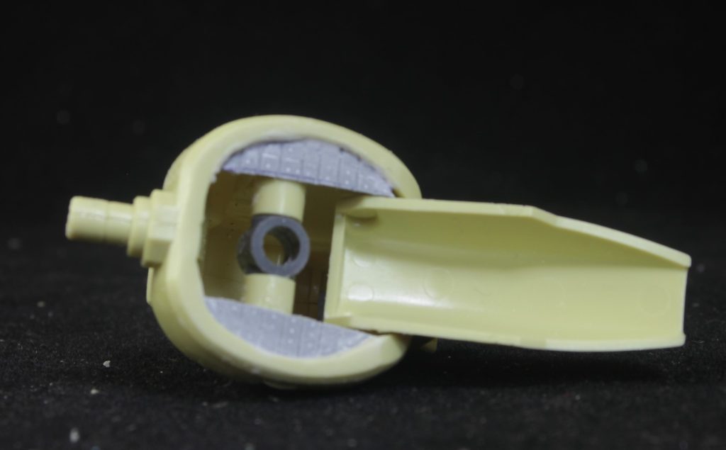 肩の下側がのっぺりとしていたのでちょっと装甲面を二重に見えるようにしてみました