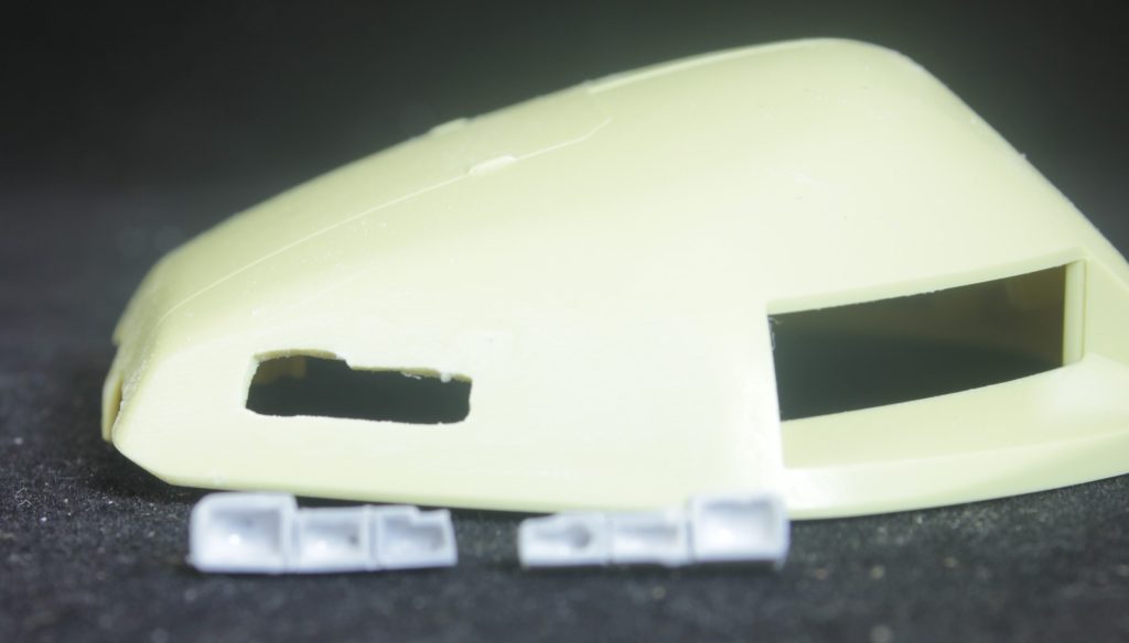 モールドが甘かったのですが彫り込んで復活させる技術はないのでくりぬいてプラ板でバーニアをでっちあげました