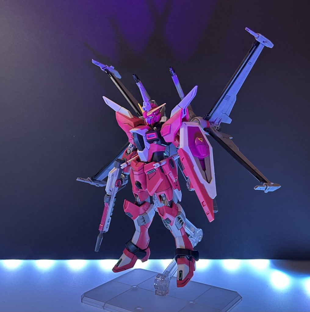 ツインアイは裏側にシルバーを塗った程度です。元々、パーツ自体が蛍光樹脂だったのでよく光って格好良かったです。